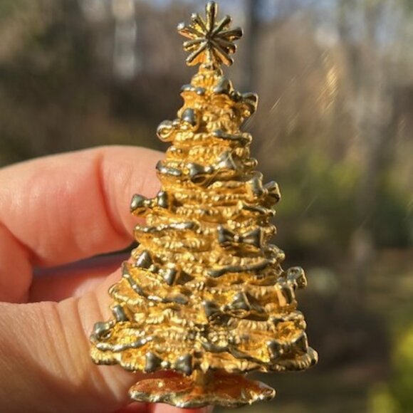 HOLIDAY🎄🎄AJC Gold Tone Textured Christmas Tree BROOCH - Picture 4 of 8